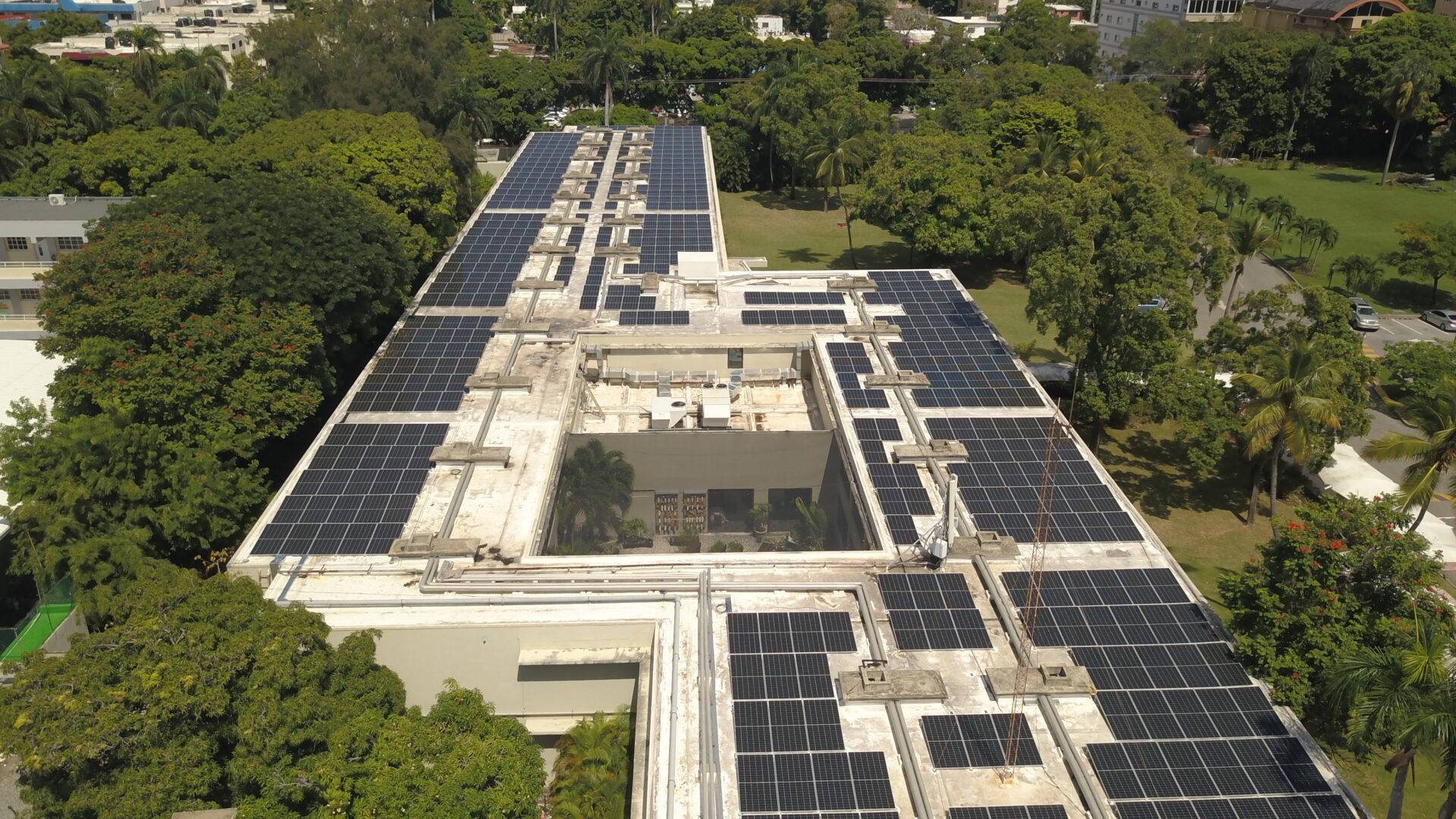 Casa Alvaro Punta Cana Instalación de sistemas fotovoltaicos, sobre tejado, Casa Alvaro