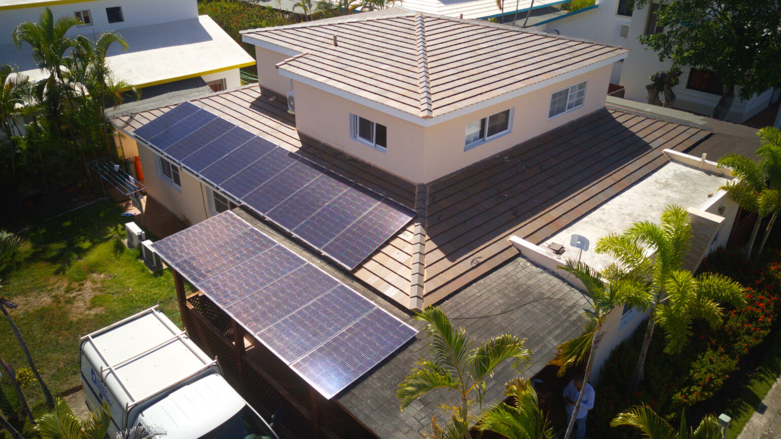 Instalación de sistemas fotovoltaicos sobre techo, casa alvaro