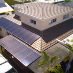 Instalación de sistemas fotovoltaicos sobre techo, casa residencial
